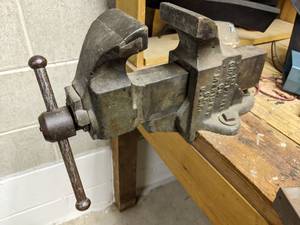 lot 104 image: Vintage Chase Parker Co. Meriden Bench Vise