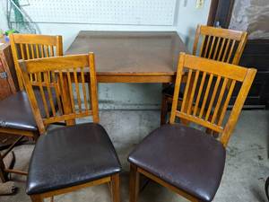 lot 139 image: 5-Piece 36-Inch Square Table and Chairs