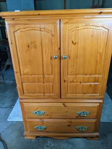 lot 140 image: 2-Door 2-Drawer Wood Dresser Cabinet