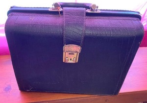 lot 20 image: Antique Doctors Bag