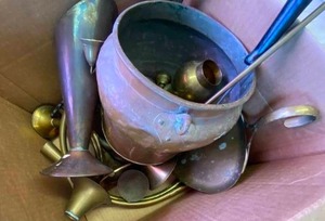 lot 277 image: Box of Vintage Brass Items - Horns, Vases, More