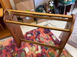 lot 202 image: Oak Quilt Rack