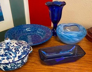 lot 143 image: Blue Decorator Items
