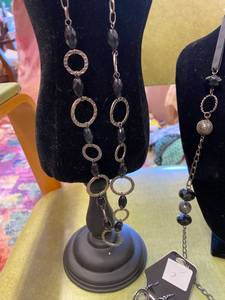 lot 407 image: 3 Pieces of Coordinating Jewelry