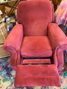 lot 710 image: Super Comfortable LAZBOY Red Recliner