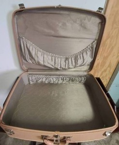 lot 27 image: Nice Vintage Hard Shell Luggage Set, Tan