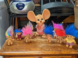 lot 100 image: Vintage Trolls and Rubber Mouse