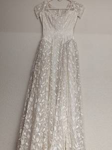 lot 65 image: Beautiful Vintage Wedding Dress