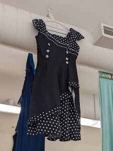 lot 71 image: Retro Black and White Dress, Size 8