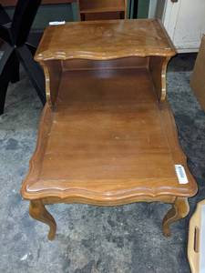 lot 368 image: Vintage 2 Tier End Table and Nightstand