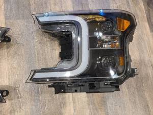 lot 70 image: Full LED Switchback C Bar18-20 For Ford F-150 Black projector Headlight pairs