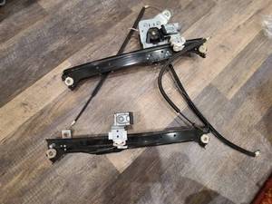 lot 77 image: 2001 - 2006 CHEVY SUBURBAN REAR PASSENGER WNDOW REGULATOR AND MOTOR