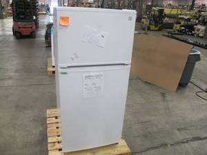 lot 508 image: Kenmore 18 cu. ft. Top Freezer Refrigerator with Glass Shelves and Garage Ready - Cut CordUntested
