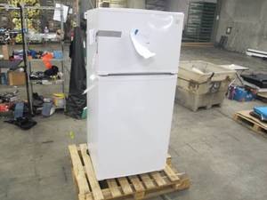 lot 516 image: Kenmore 18 cu. ft. Top Freezer Refrigerator with Glass Shelves and Garage Ready - NOT WORKING