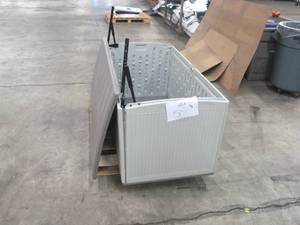 lot 518 image: Suncast 160 Gallon Extra Large Deck Box - Ellie Gray - Damaged