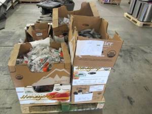 lot 600 image: Pallet of Overstock Store Products - Over 1000 Cabinet Pulls and Handles