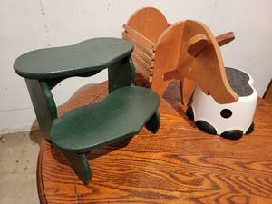 lot 51 image: 2 Step Stools to Get You Up To Size and a Pig MagazineNewspaper holder