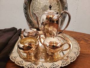 lot 52 image: Gorgeous Vintage 6 Piece Silver Plate Tea Set