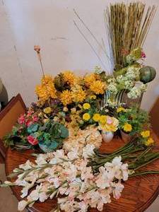 lot 77 image: Huge Collection of Fabulous Flowers, Silk and Paper