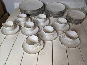 lot 42 image: Beautiful 40 Piece Mid-Century Vintage Noritake Miyako Fine China