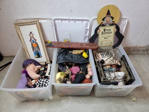 lot 88 image: Big Collection of Spooky Halloween Decor