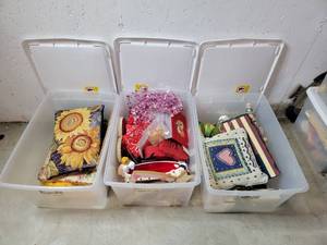 lot 87 image: Beautiful Valentines Day, Spring and 4th of July Decor