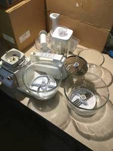 Oster mixer lots of attachments and bowls.