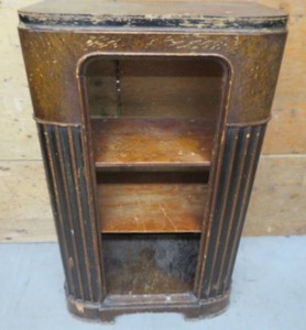 VINTAGE  ANTIQUE RADIO CABINENT