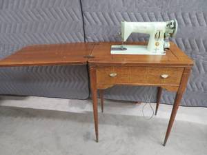 VINTAGE GREEN SINGER SEWING MACHINE  WOOD CABINENT