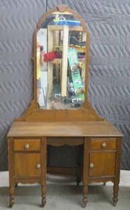 LITTLE VINTAGE VANITY ON CASTORS. MIRROR