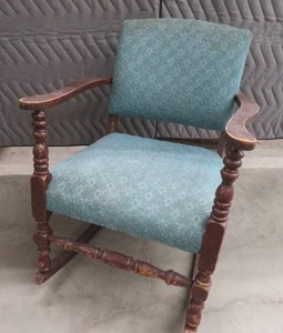 SMALL VINTAGE WOODEN ROCKING CHAIR.