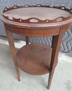 SMALL ROUND TABLE