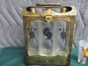 VINTAGE BAR LOT  ASHTRAYS  3 PC MUSICAL DECANTOR