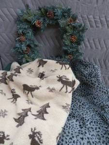 PRE LIT WREATH  THROWS