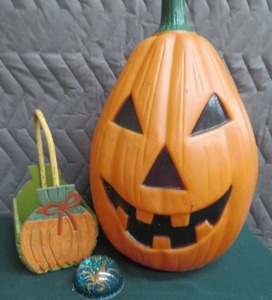 COLLECTABLE PAPERWEIGHT  HALLOWEEN DECOR
