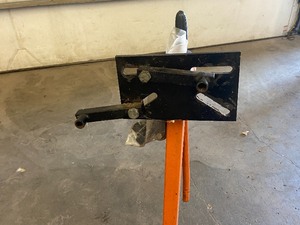 lot 13 image: 1,000# Capacity Rolling Engine Stand