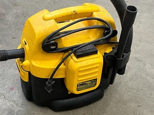 lot 37 image: DeWalt DC500 Heavy Duty 2-Gallon Cordless  120Volt WetDry Vac -- Works