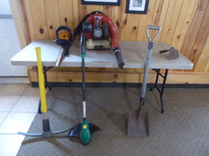 lot 6 image: Lawn and Garden Tools