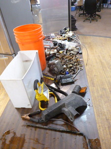 lot 14 image: Garage Items