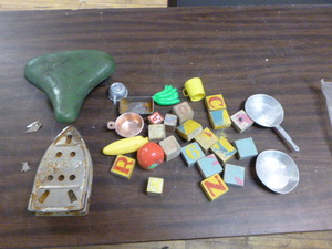 lot 22 image: Vintage Items