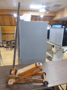 lot 130 image: Floor Jack