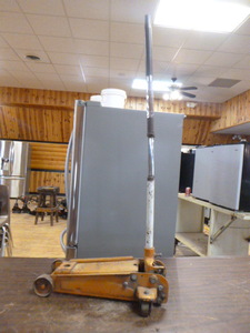 lot 131 image: Floor Jack