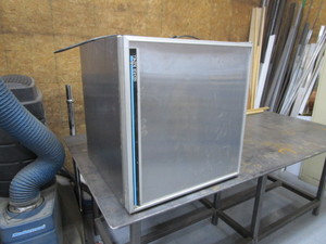 lot 7 image: Silver King Cooler 27x27x29