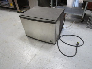 lot 8 image: Manitowoc Ice Maker