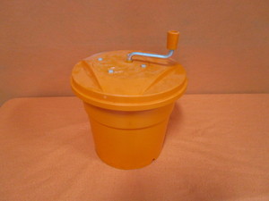 lot 76 image: Dynamic Salad Spinner