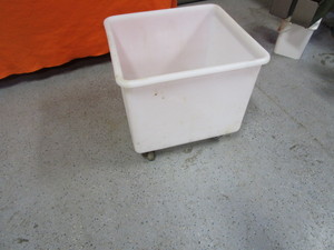 lot 44 image: Poly Tub on Wheels 22x23x22