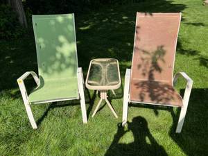 Two Metal And Fabric High Back Lawn Chairs With Metal And Glass Side Table ud