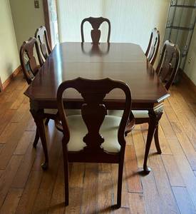 Colonial Furniture Company Dining Room Table, 6 Chairs And 2 Leafs ud