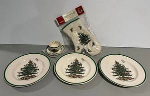 Group Of Spode Includes 3 10 12 Plates, 1 Cup And Saucer And 1 Oven Mit d