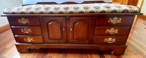lot 36 image: Vintage Lane Cedar Chest with Upholstered Top